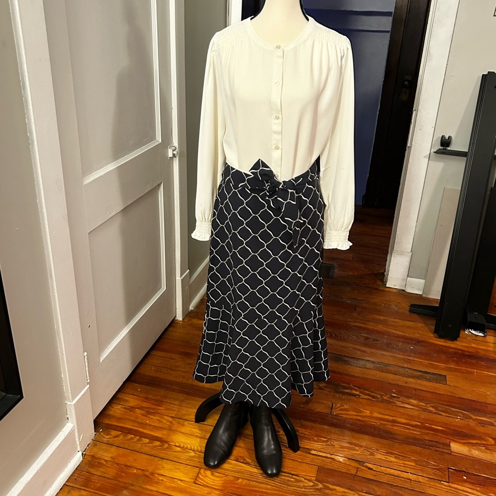 NWT Unique Cut Ann Taylor Size 8 Skirt Blue Patterned with Lining - Picture 7 of 8